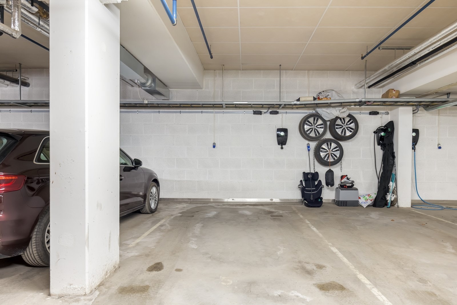 Det medfølger reservert garasjeplass med elbillader. Heisadkomst gjør det enkelt å komme seg mellom garasje og leilighetsplan. Galleribilde