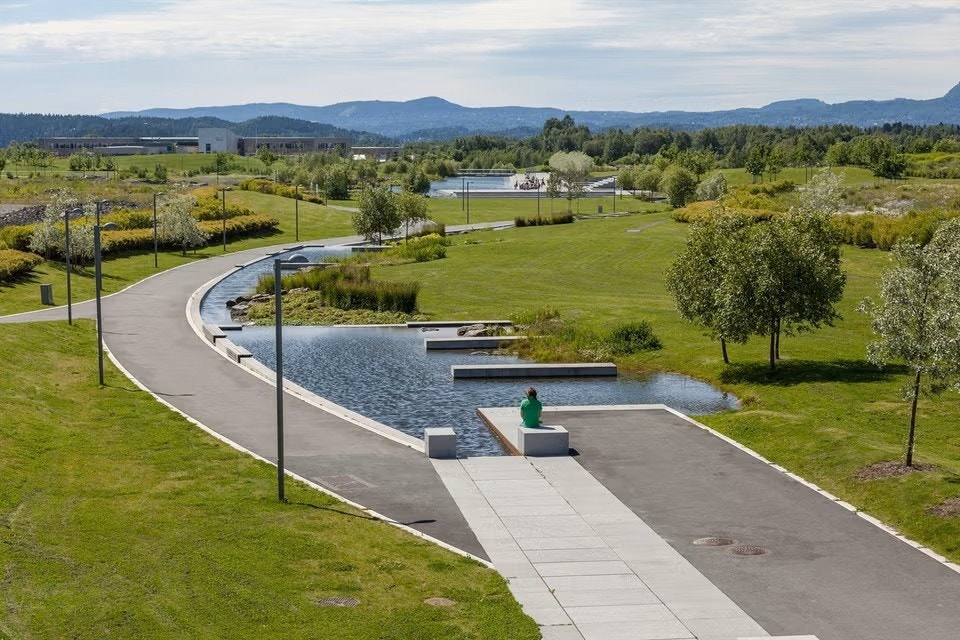 Nansenparken, en estetisk, arkitekttegnet nytelse er like i nærheten. Boligen ligger tett inntil Nansenparken. Galleribilde