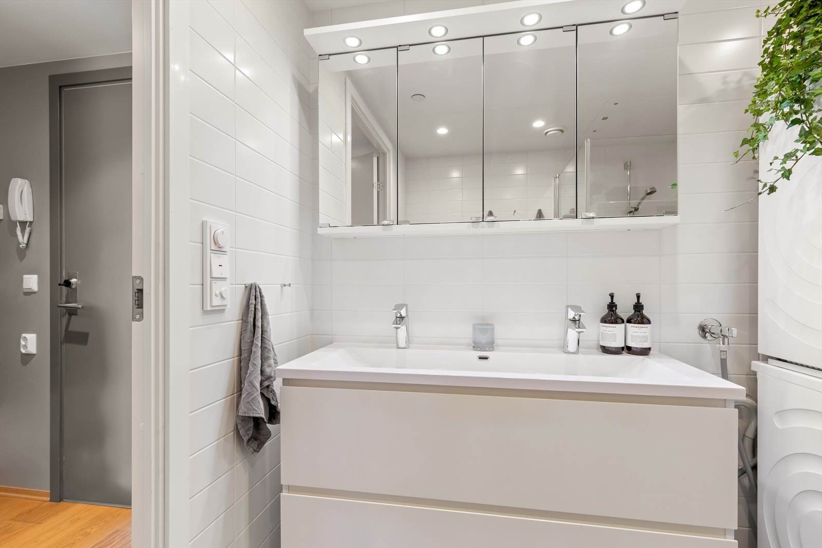 Badet har en pen og helhetlig standard med varmekabler og downlights. Galleribilde