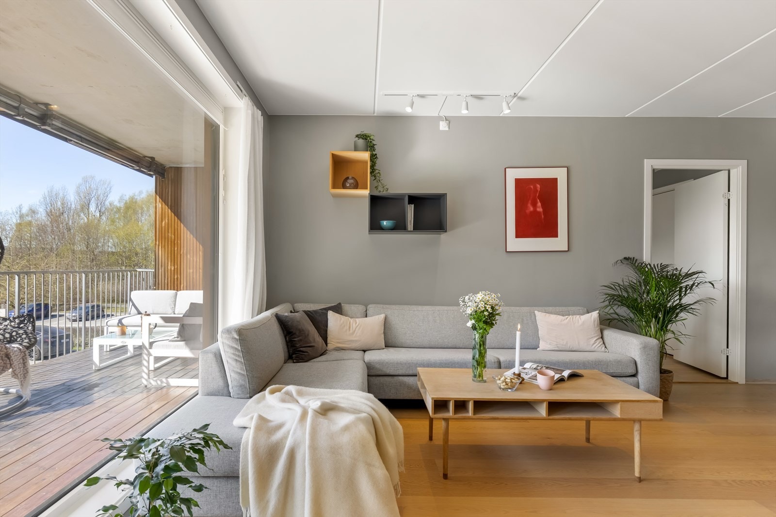 Lys og luftig stue med store vindusflater, som slipper inn rikelig med dagslys. Galleribilde
