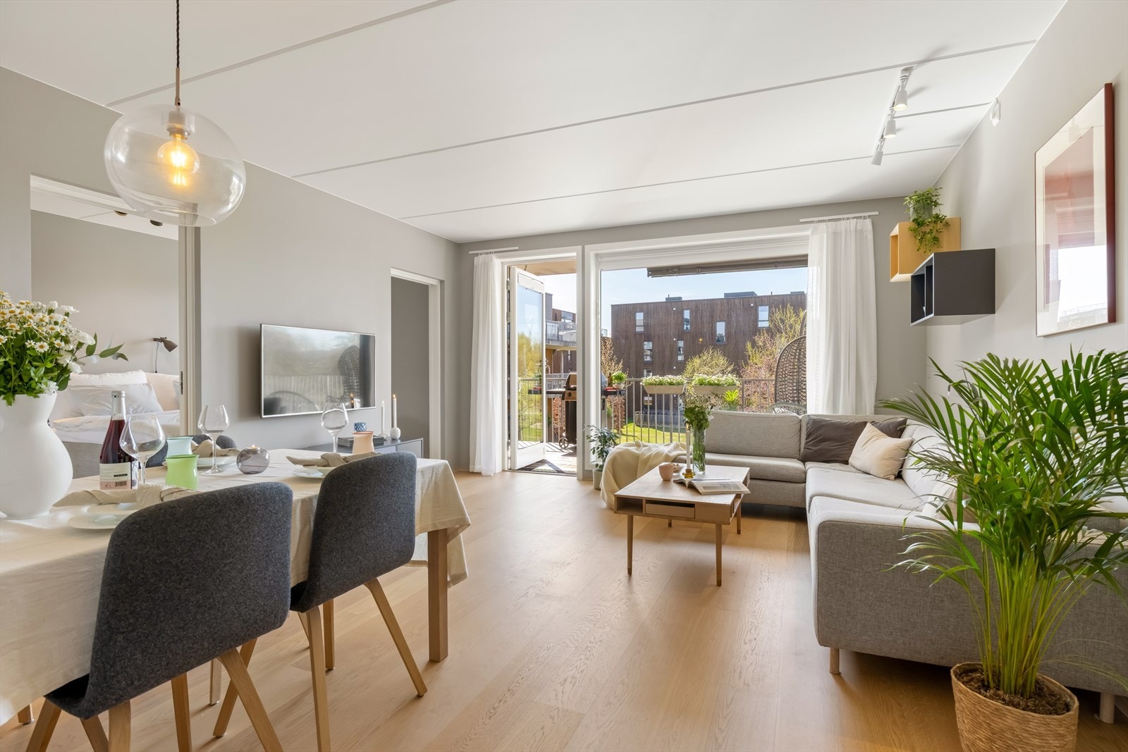 God plass til både sofagruppe og spisebord i en arealeffektiv løsning. Galleribilde