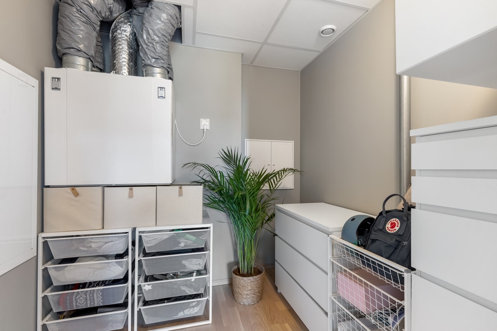 Innvendig bod på ca. 6 m² gir svært god lagringsplass. Galleribilde
