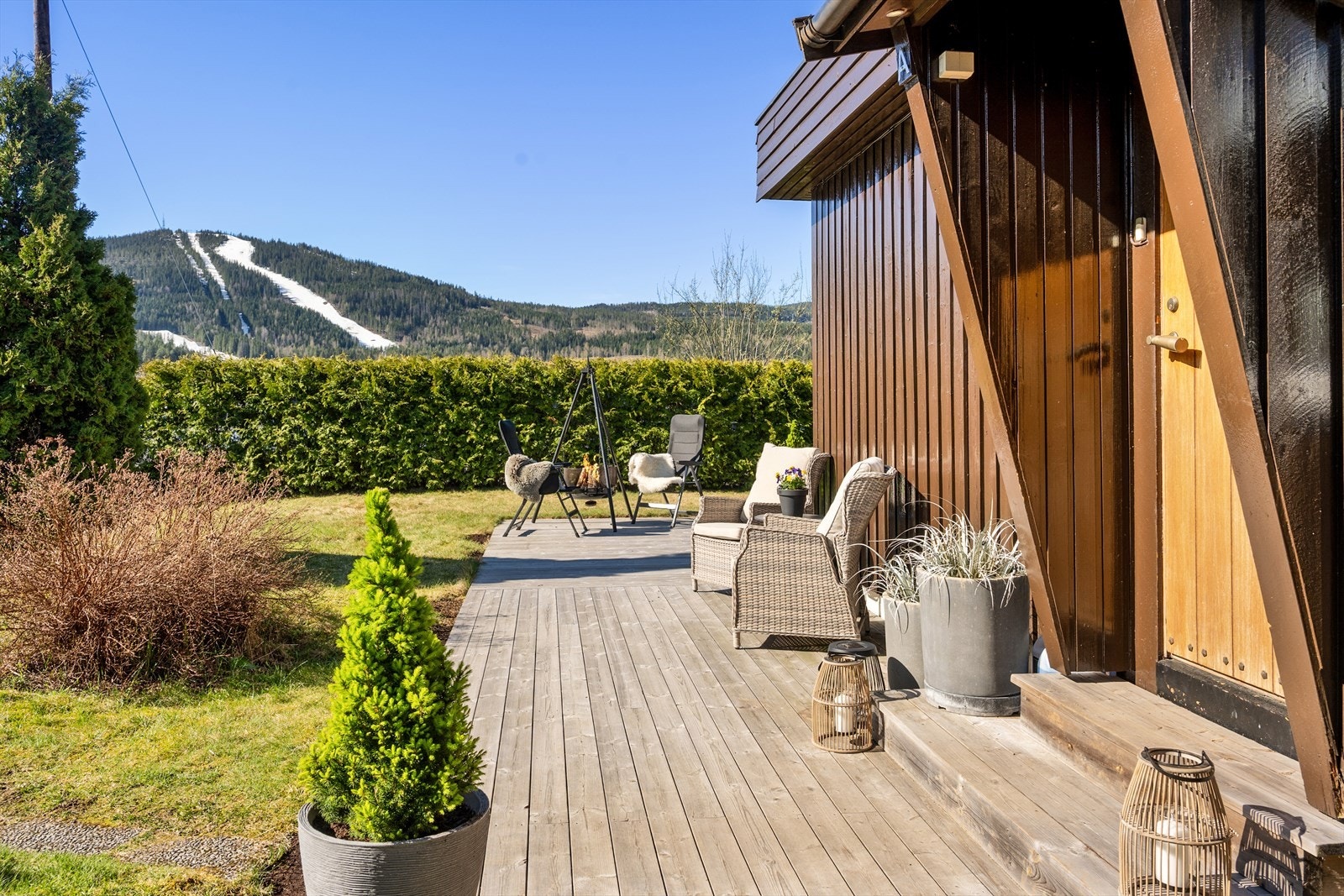 Fra uteplassen har du flott utsikt mot Varingskollen, med umiddelbar nærhet til turmuligheter og skianlegg. Galleribilde