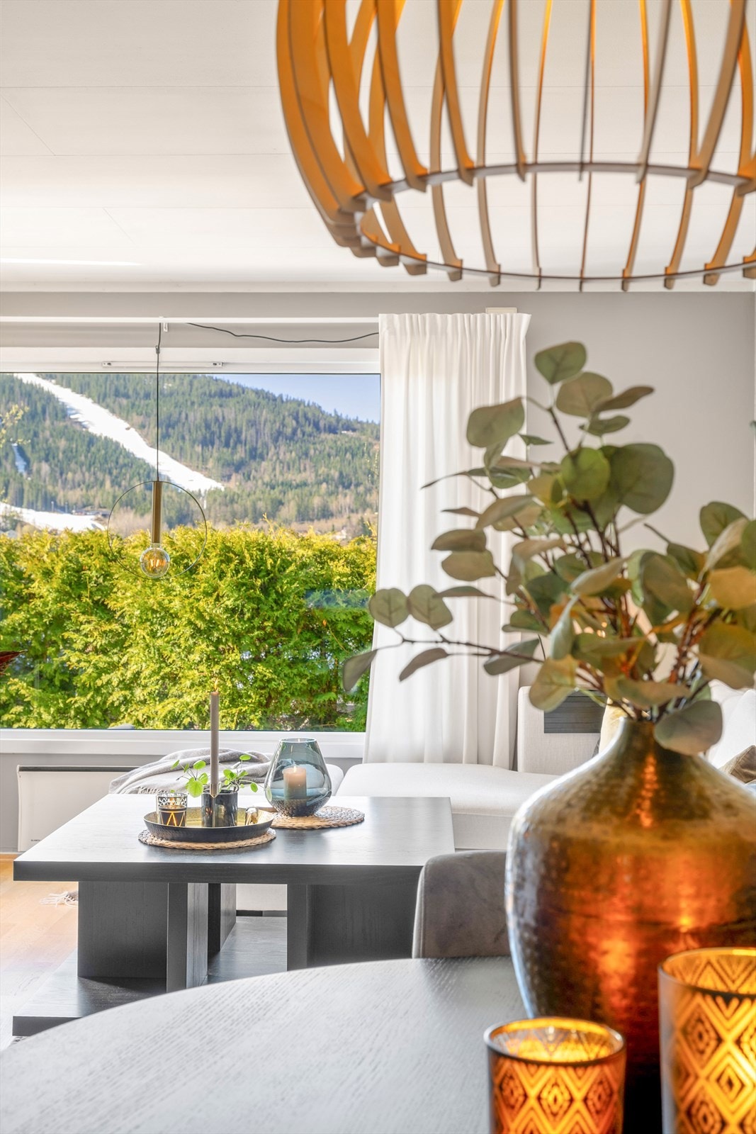 Boligen byr på en imponerende utsikt mot Varingskollen alpinanlegg fra flere av rommene. I deler av vinterhalvåret er bakken opplyst, noe som gir en stemningsfull og særpreget utsikt. Galleribilde