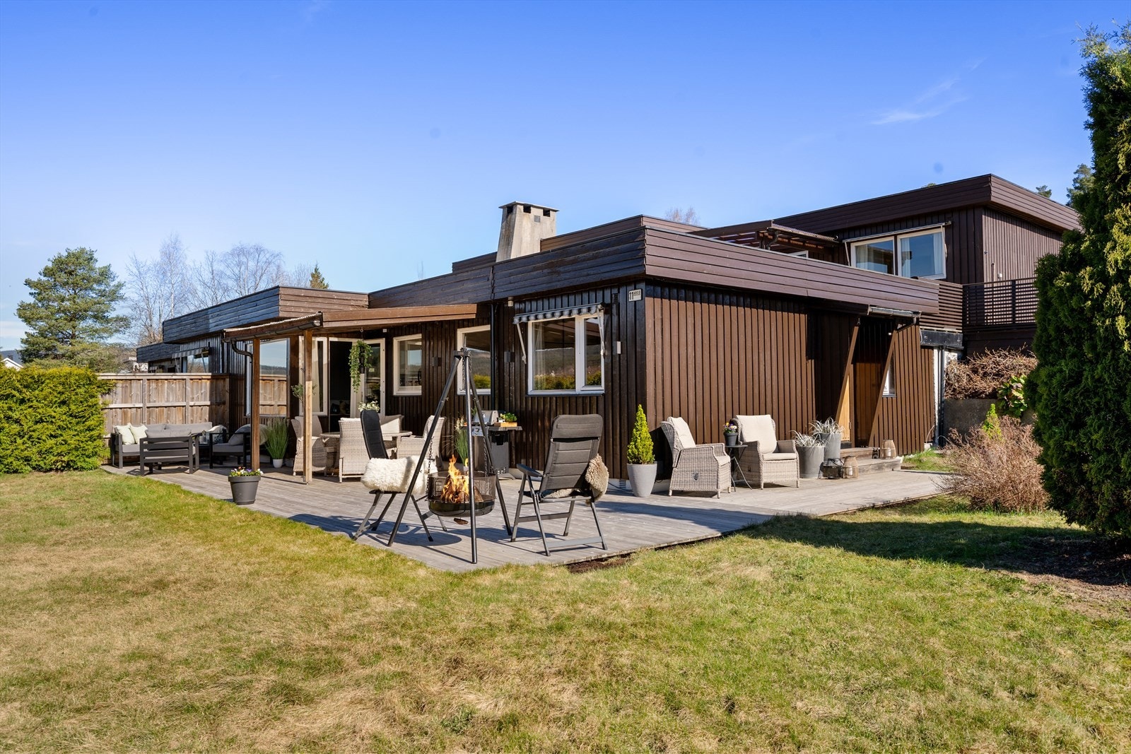 Velkommen til en innholdsrik atriumhus i kjede med alt på ett plan. Boligen har en veldig god intern beliggenhet på feltet. Galleribilde