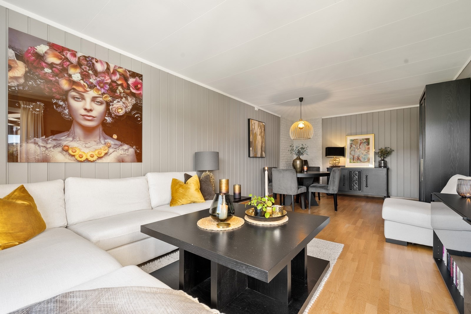 Stuen er romslig og lett å møblere, med god plass til både en stor sofagruppe og spisebord. Galleribilde