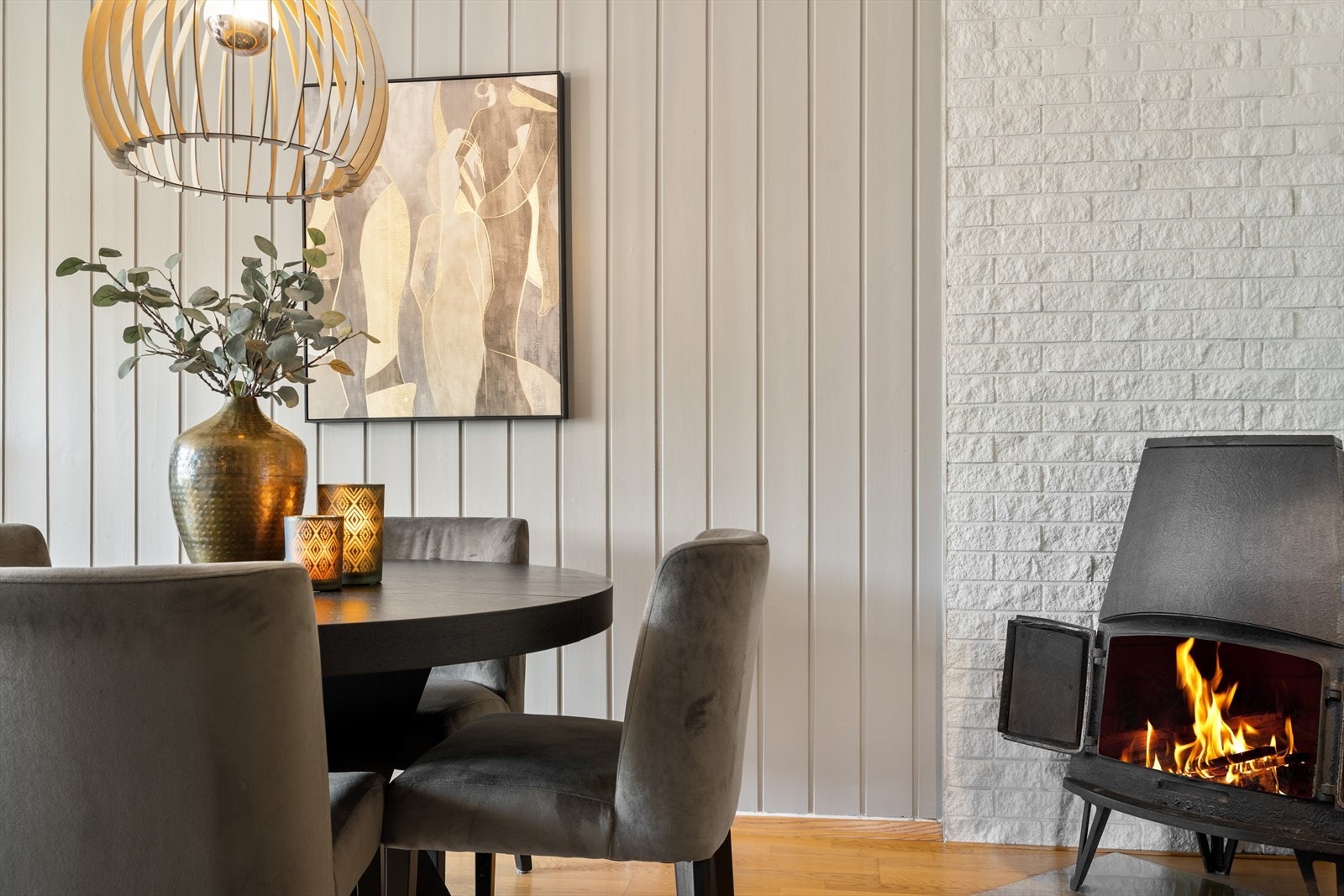 En klassisk vedovn sørger for ekstra varme og en hyggelig atmosfære på kjølige kvelder. Galleribilde