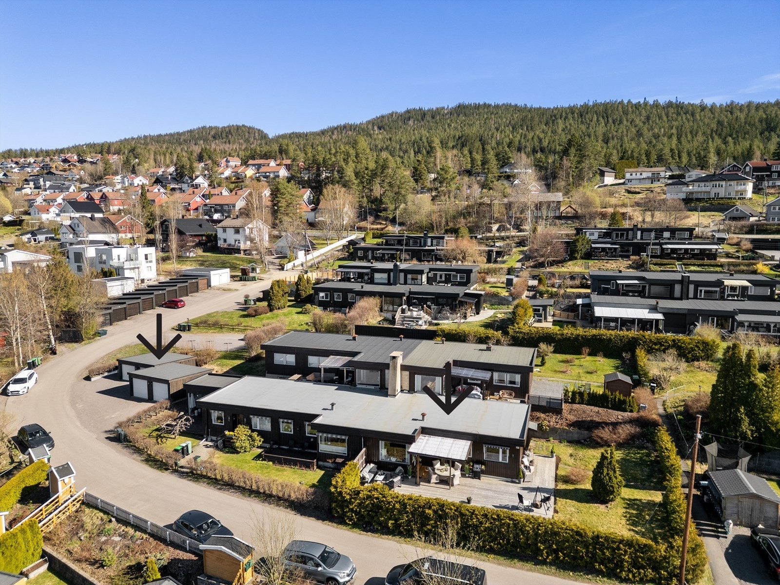 Boligen har parkering i garasje som ikke ligger så langt unna boligen. Utover dette er det gateparkering. Galleribilde