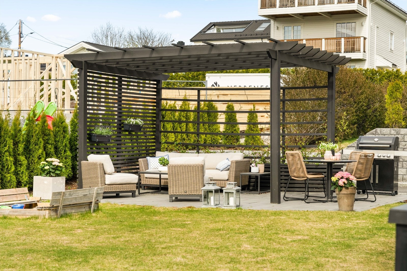 I hagen er det anlagt en flott uteplass med pergola, perfekt for sosiale sammenkomster. Galleribilde