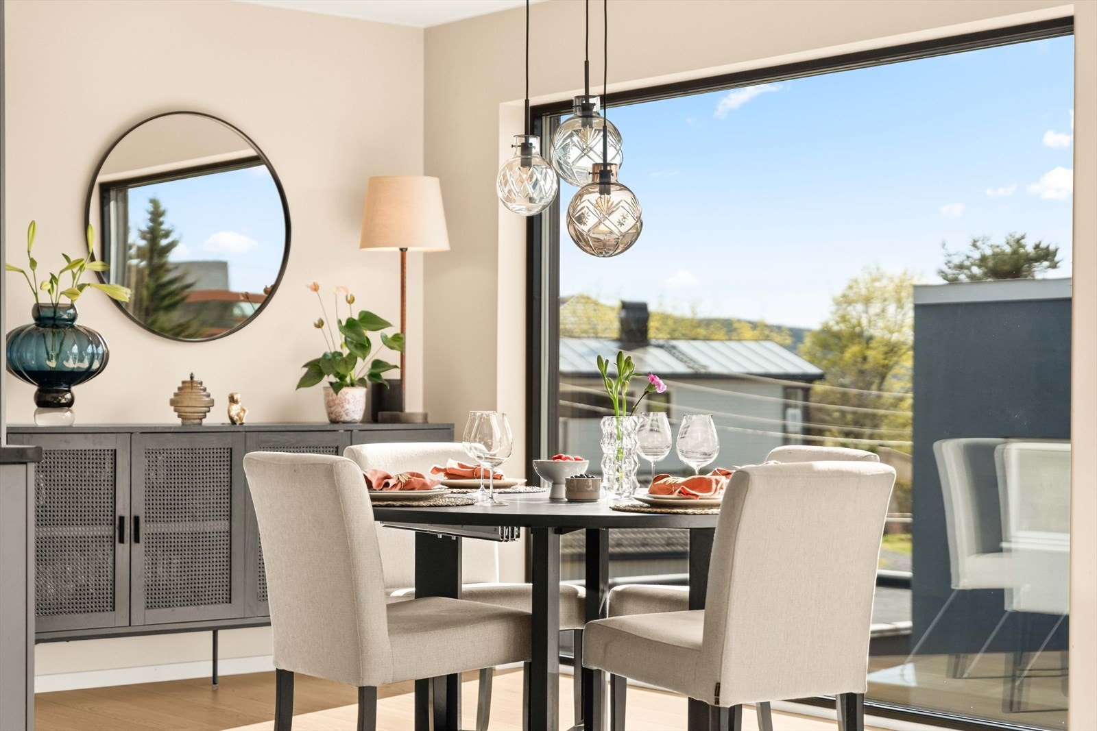 Her er det god plass til et spisebord for hyggelige middager med familie og venner. Galleribilde