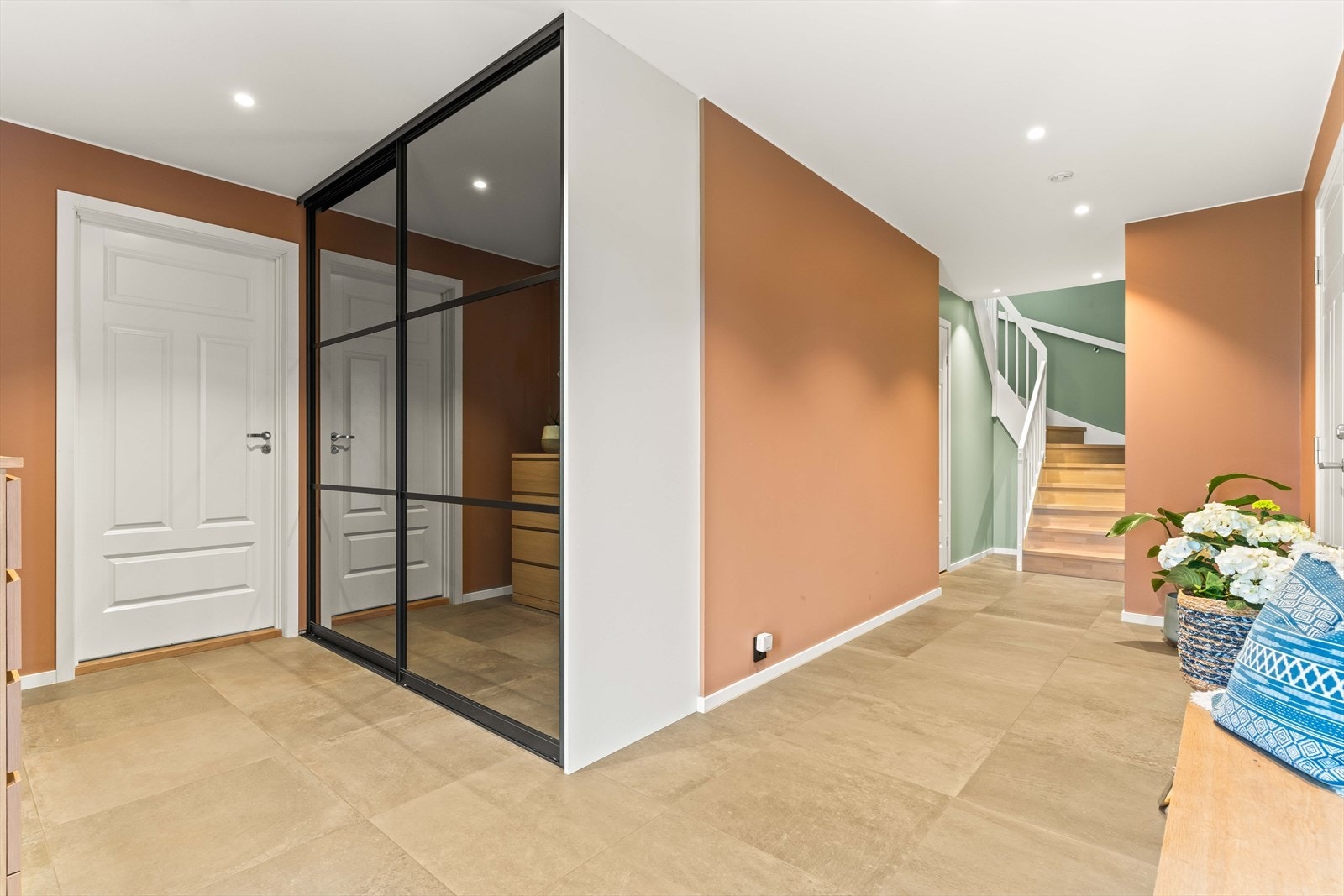 I første etasje møtes du av en romslig og praktisk flislagt entré med romslig skyvedørsgarderobe og god plass til entrémøbler. Galleribilde