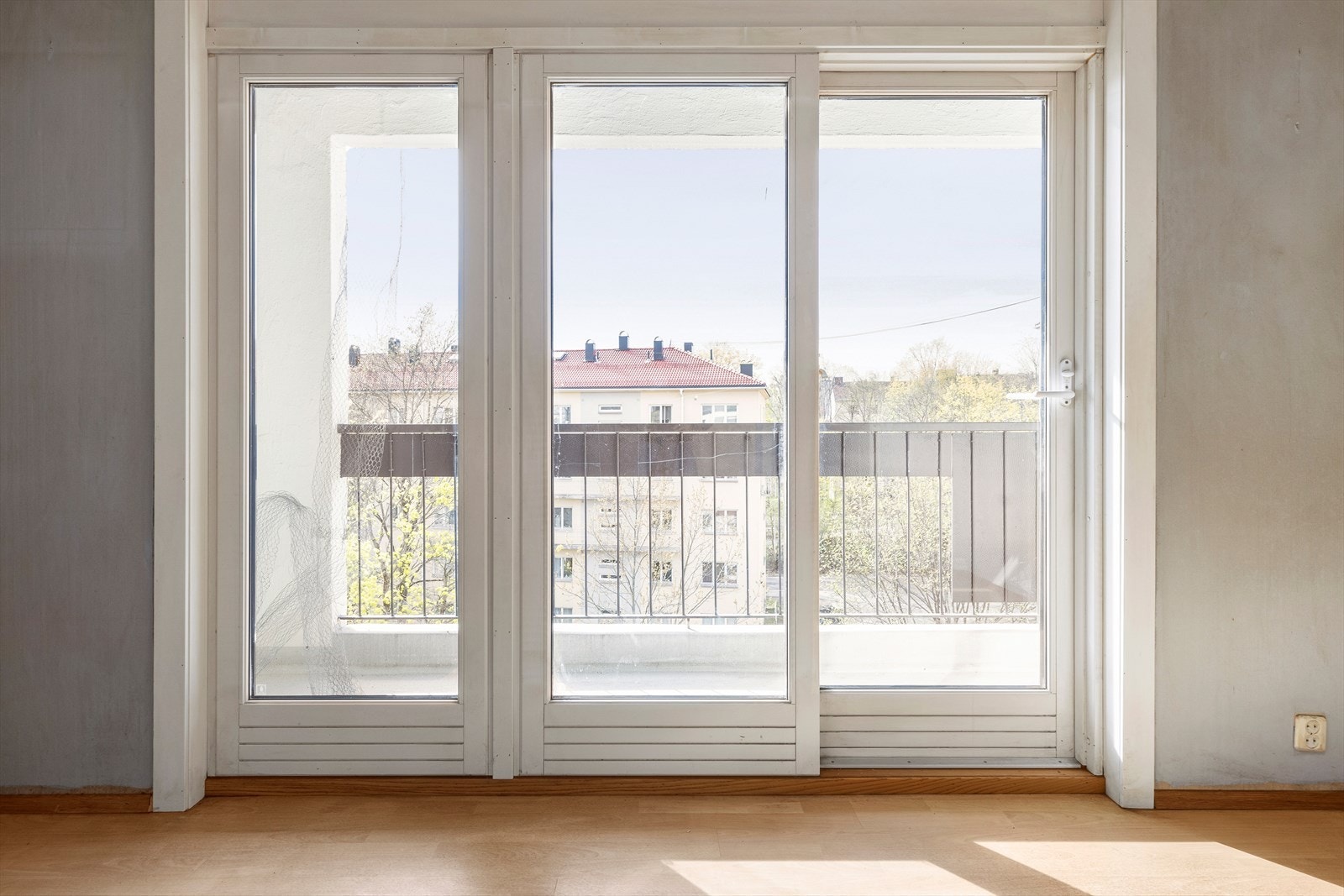 Vindusflater fra gulv til tak gir et fantastisk lysinnslipp og hyggelig utsikt Galleribilde