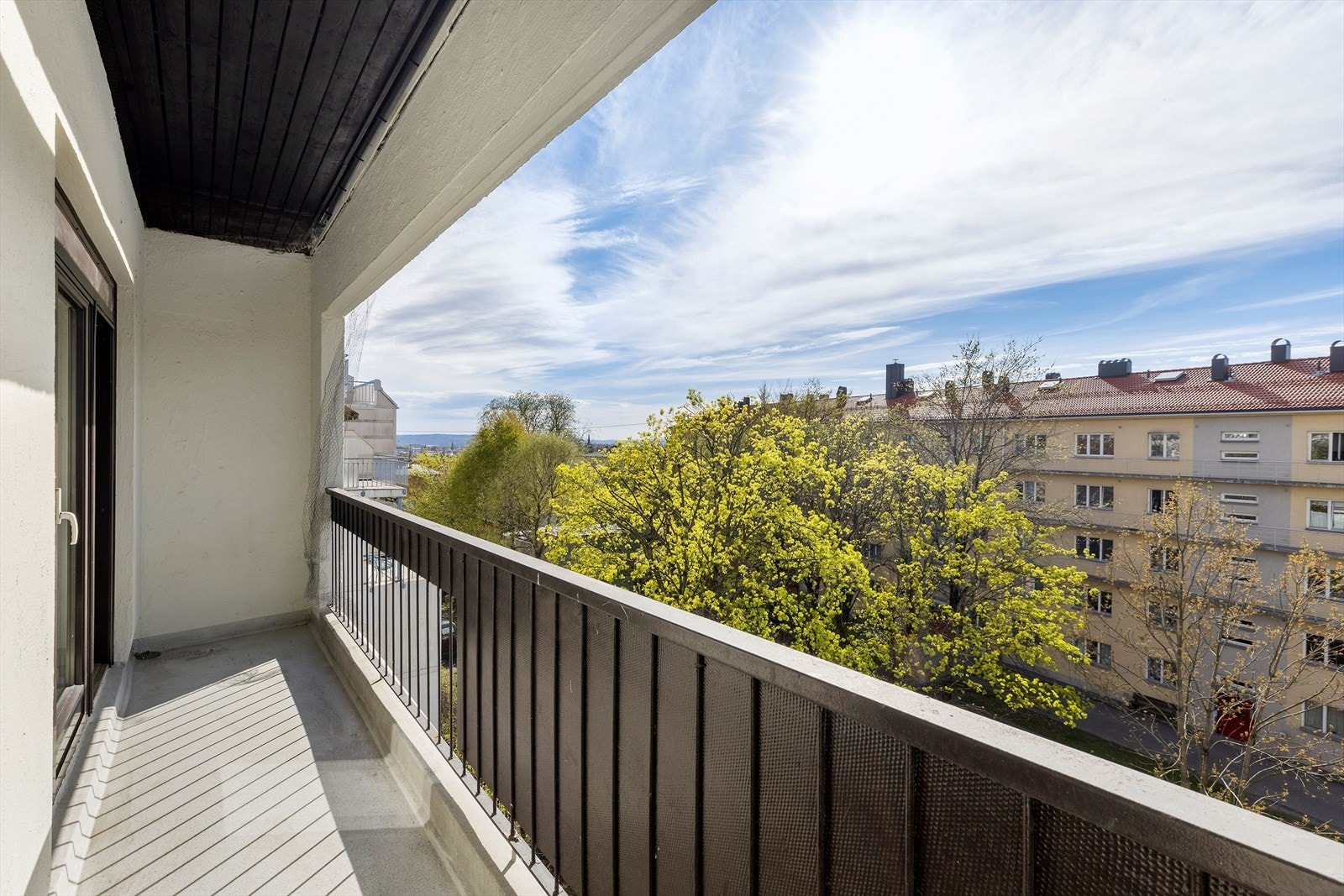 Balkong er på ca. 6 m², med plass til ulike utemøbler og grill. Galleribilde
