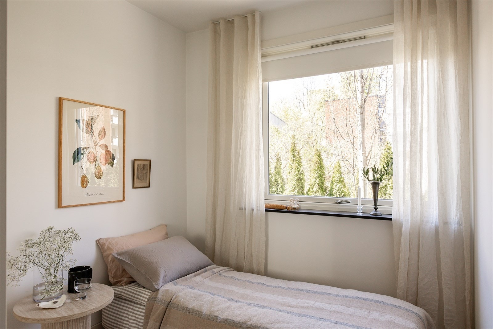 Det er videre god plass til en seng på dette hyggelige soverommet. Soverommet har også beliggenhet ut mot rolig bakgård. Her kan du våkne av fuglekvitter midt på Frogner. Galleribilde