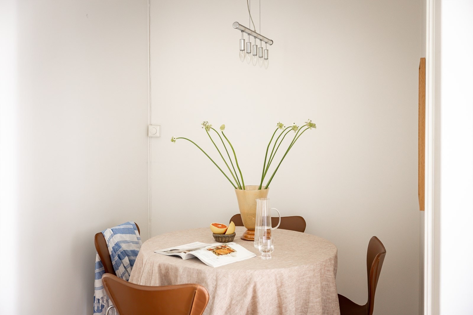 Det er god plass til en hyggelig spisegruppe her. Invitere venner her fremover? Galleribilde