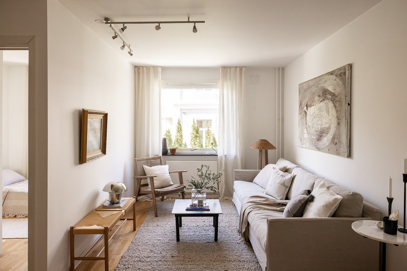 Leilighetens stue har en fin størrelse med god plass til en sittegruppe. Med sin tilbaketrukkede beliggenhet ut mot bakgård, er dette et fint sted å kunne trekke seg tilbake. Galleribilde