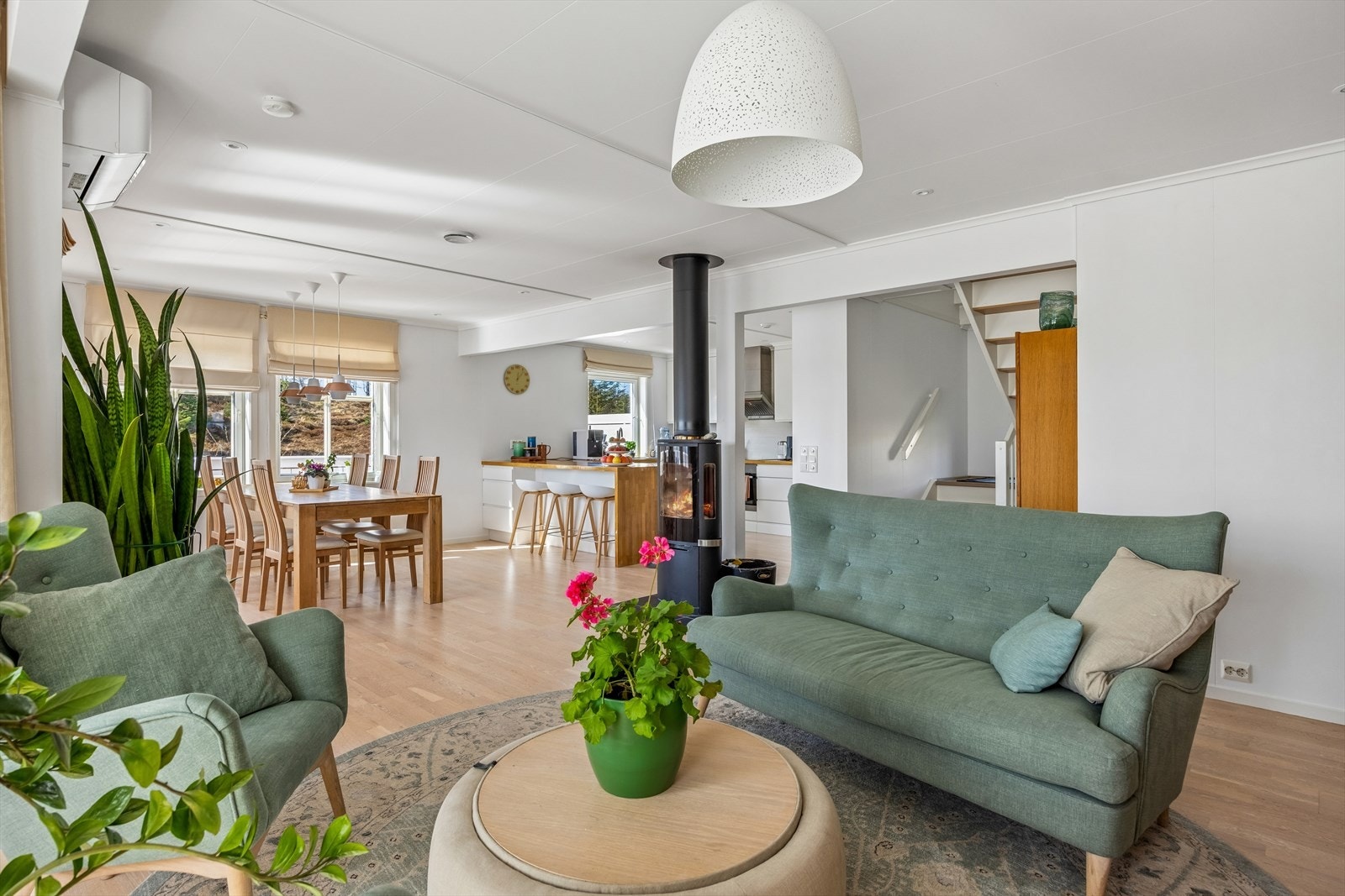 Boligen besitter en stor og praktisk åpen kjøkken -stue løsning som strekker seg over hele 54,5m². Galleribilde