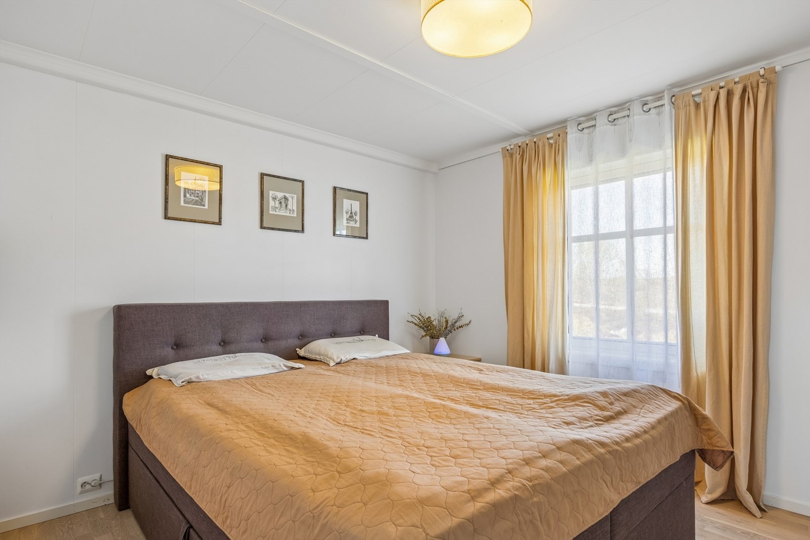Hovedsoverommet er på 12m² med plass til f.eks. seng med nattbord på begge sider. Galleribilde