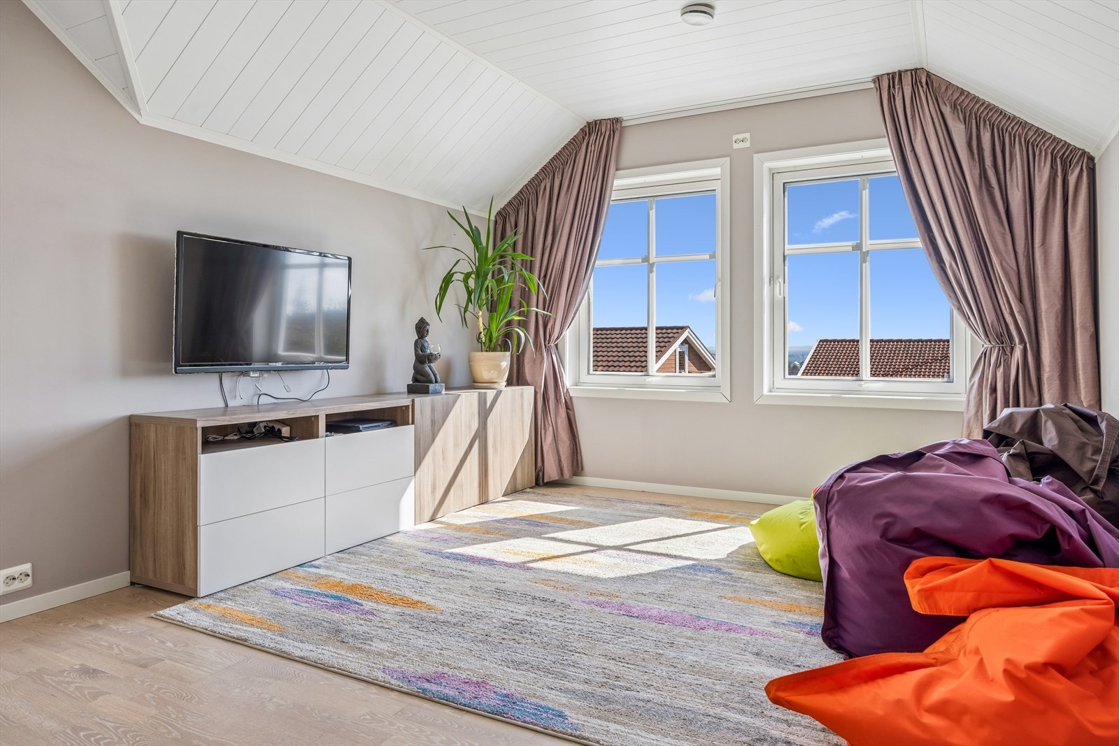 Andre etasje byr på en romslig loftstue på ca. 18m² med god plass til blant annet sittegruppe. Galleribilde