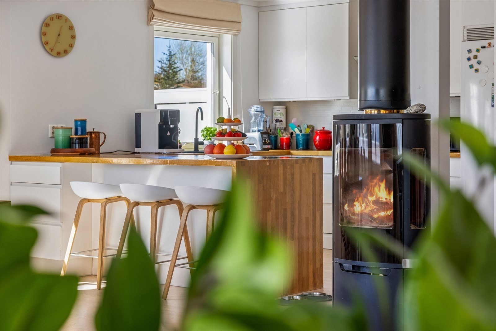 Oppvarming med vedfyring, elektrisitet og varmepumpe sikrer et behagelig inneklima året rundt. Galleribilde