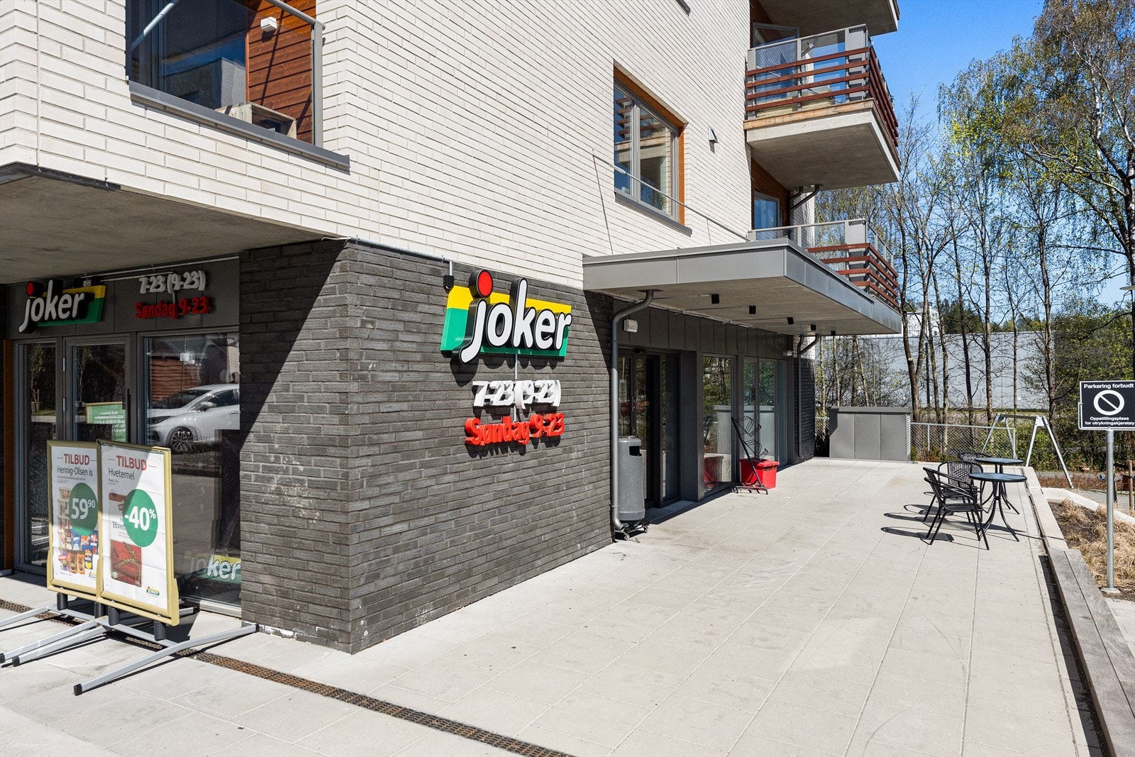 Det er nylig åpnet en Jokerbutikk på området. Åpent 7 dager i uken. Det er også planlagt et nærsenter med spisested og andre tilbud. Galleribilde