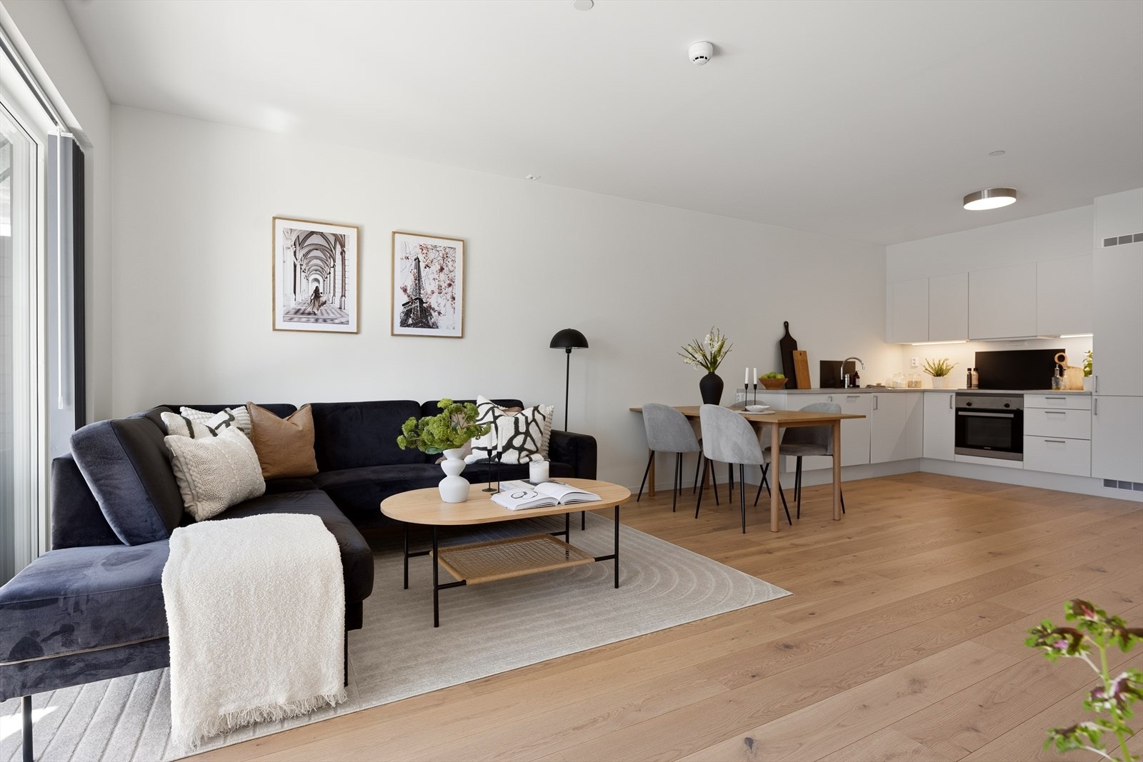 Leiligheten har vannbåren gulvvarme i alle gulv (varmekabler på bad). Galleribilde
