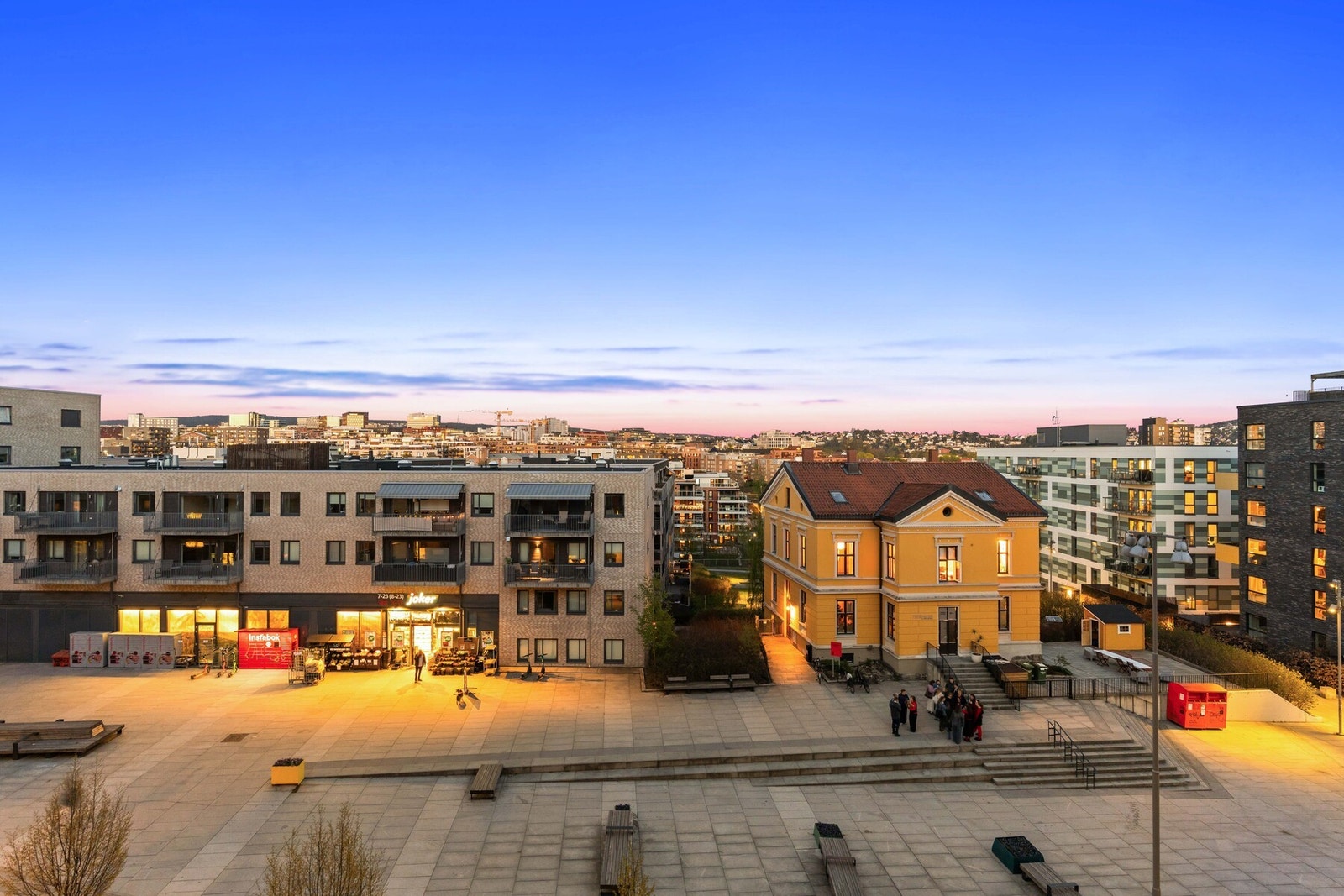Balkong med hyggelig utsyn mot nærområdet Galleribilde