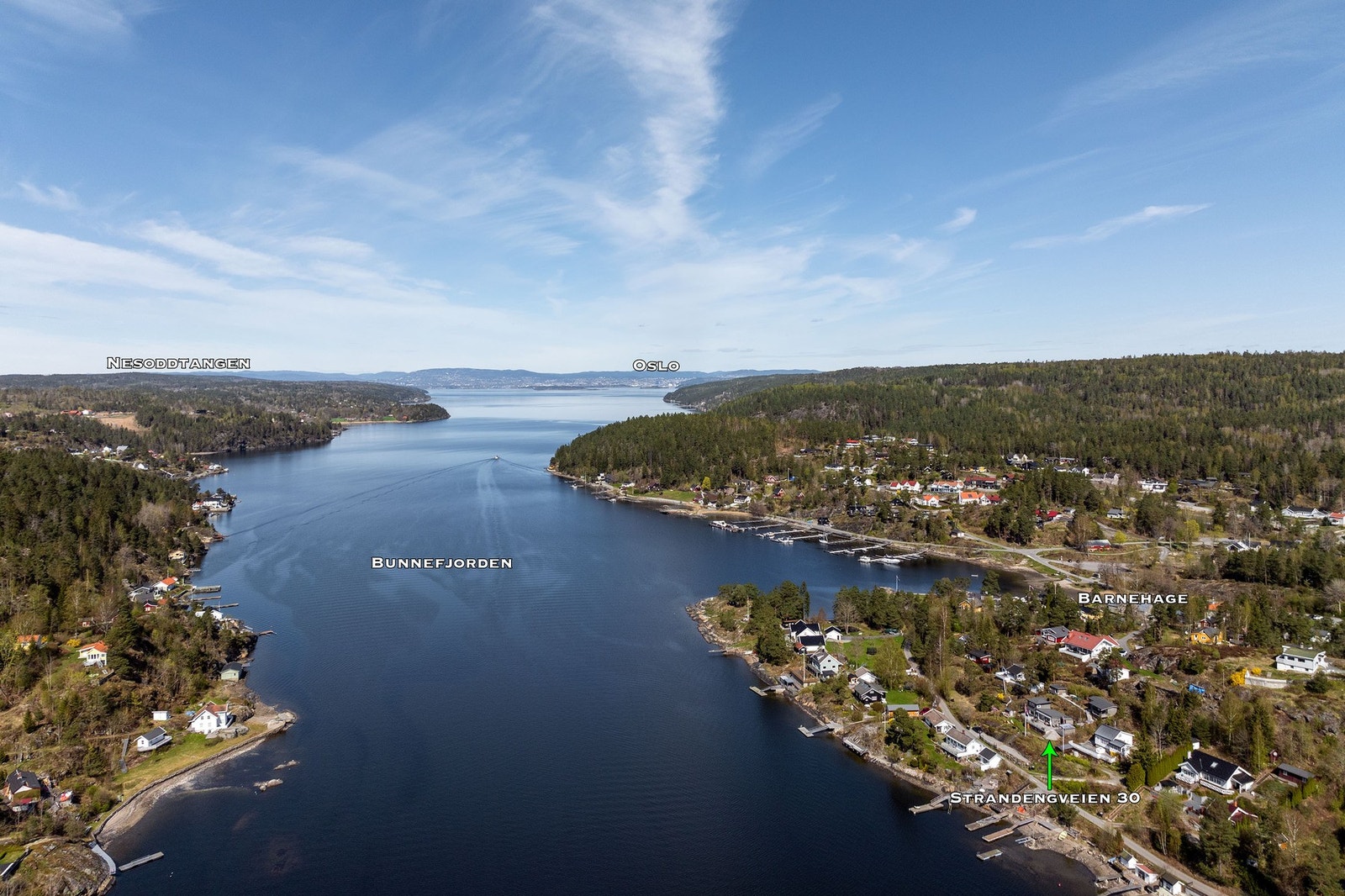 Hytten har en fantastisk beliggenhet ved sjøen på Kjærnes ved Bunnefjorden Galleribilde