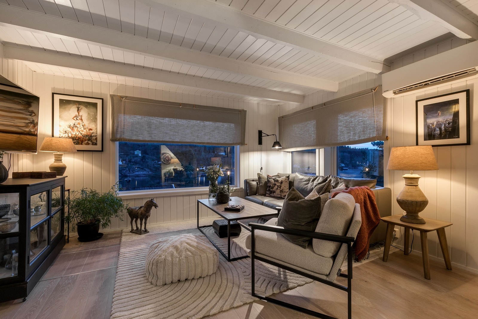 Åpen og innbydende stue, som er malt i moderne og tidsriktige farger. Galleribilde