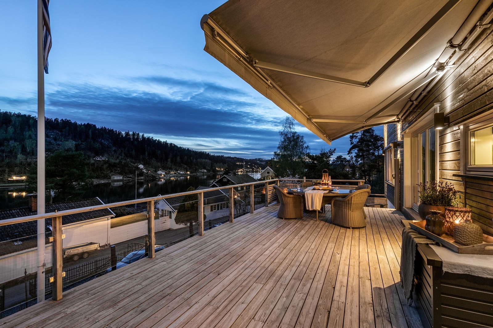 Innbydende sydvestvendt terrasse på hele 65 kvm med fantastisk utsikt Galleribilde