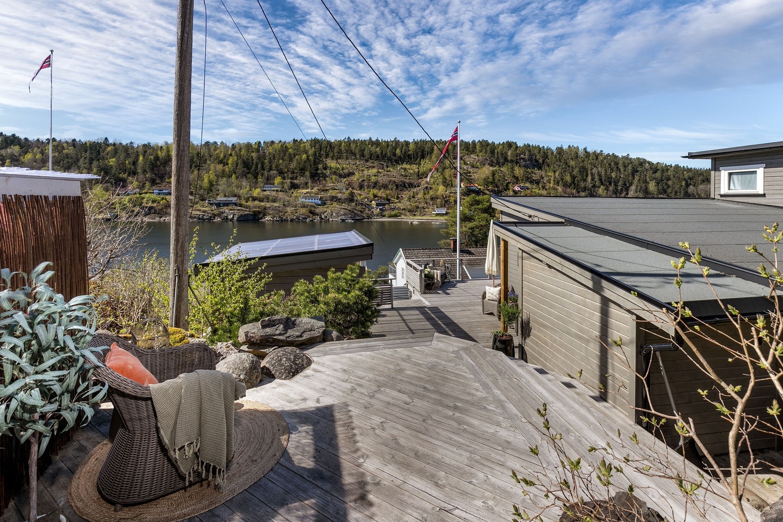 Vakker utsikt over fjorden fra terrassen tilknyttet annekset. Galleribilde