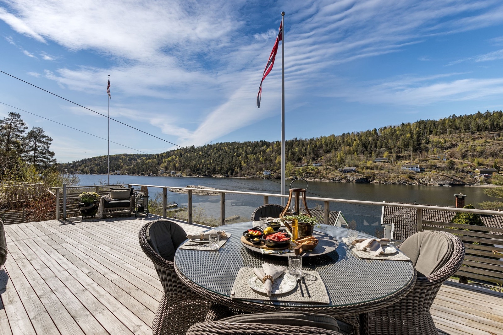 Solrik og usjenert beliggenhet med fantastisk utsikt mot sjøen, hvor sommeren kan nytes! Galleribilde