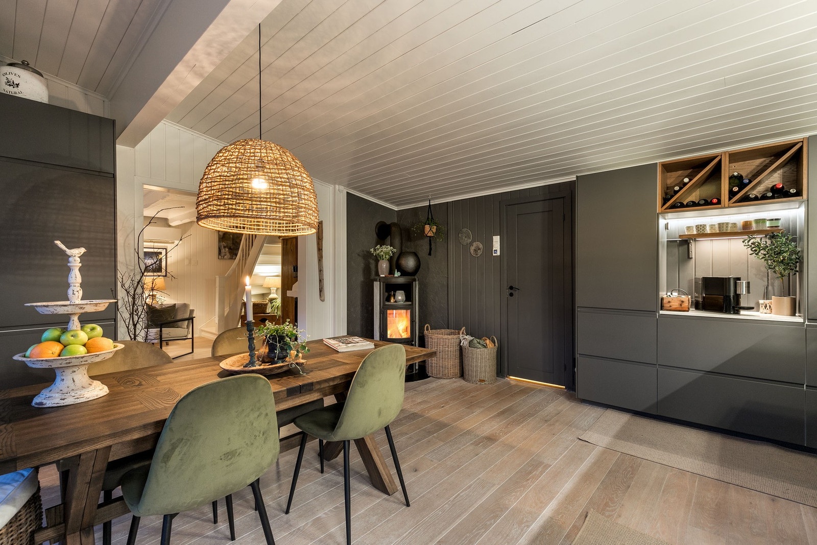 Kjøkkenet er i åpen løsning mot spisestuen, og har rikelig med skap og benkeplass. Galleribilde