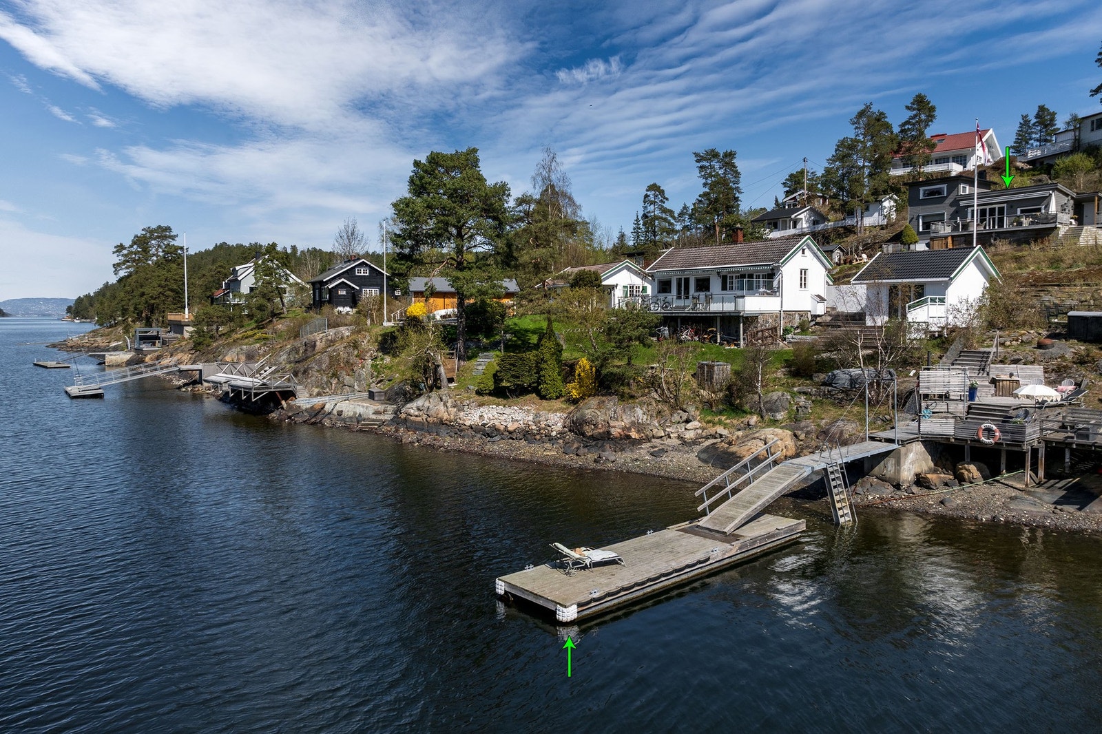 Fritidseiendommen har strandparsell, egen brygge og båtplass Galleribilde
