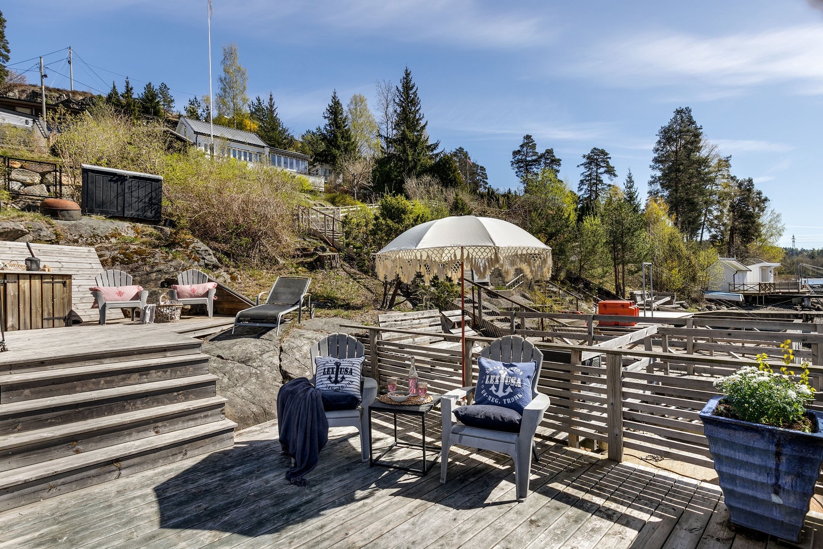 God plass på strandparsellen med sol og hygge. Galleribilde