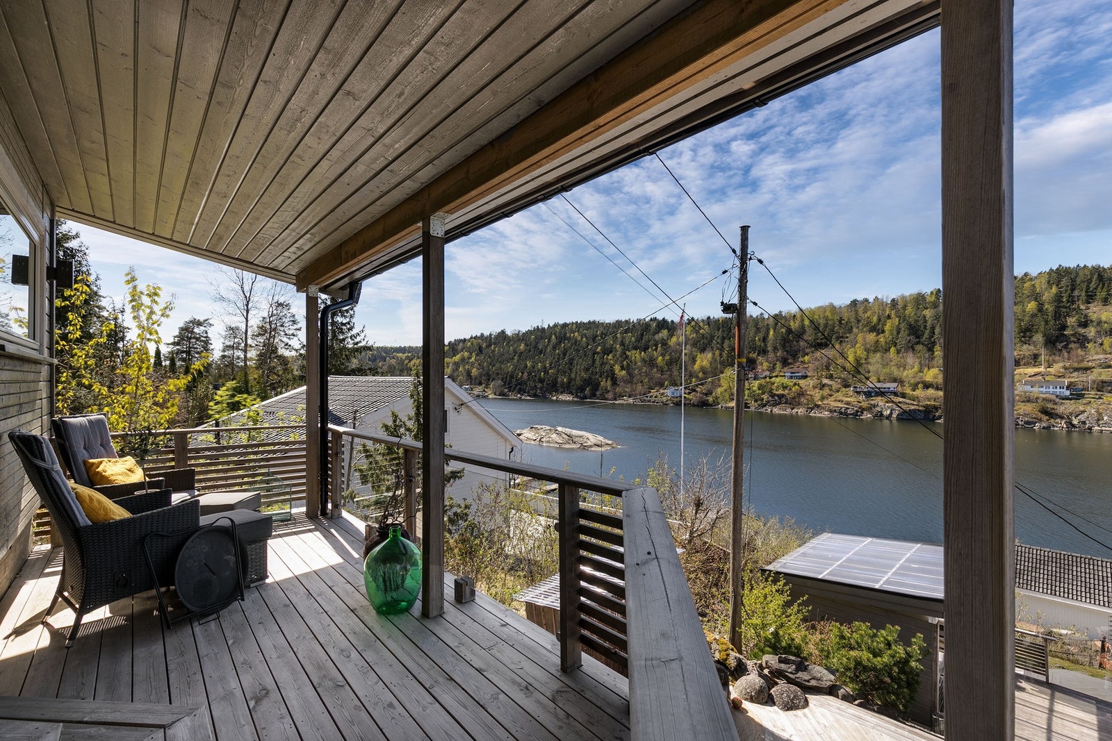 Vakker utsikt over fjorden fra terrassen tilknyttet annekset. Galleribilde