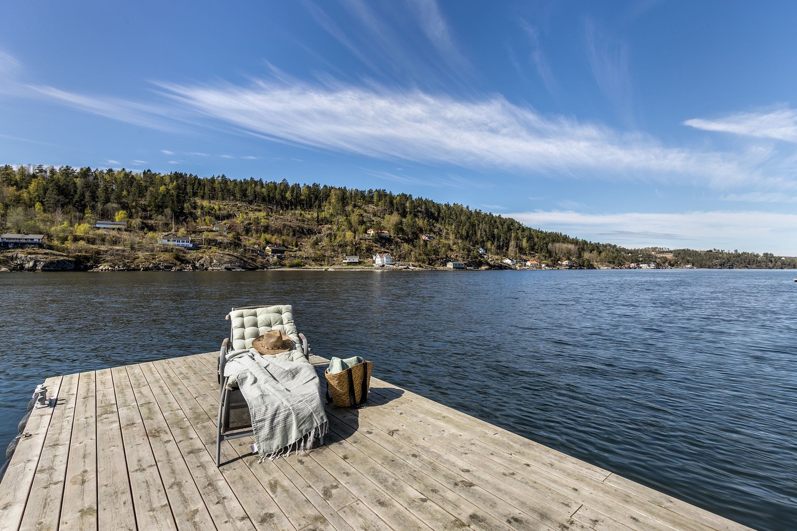 Her kan man legge til med båten, og tilbringe lange dager på brygga med utsikt mot vakre Bunnefjorden Galleribilde