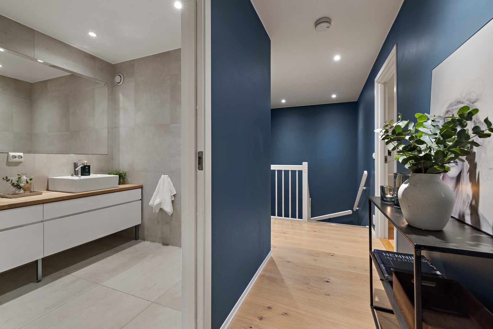 Fra gangen er det adkomst til det delikate flislagte badet med moderne uttrykk. Galleribilde