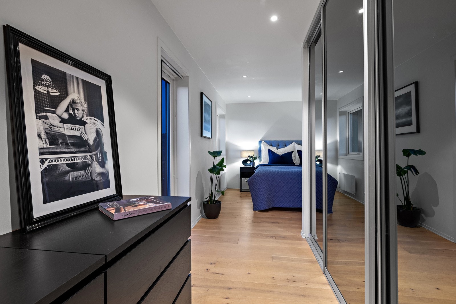 Rikelig med oppbevaring i walk-in-closet. Galleribilde