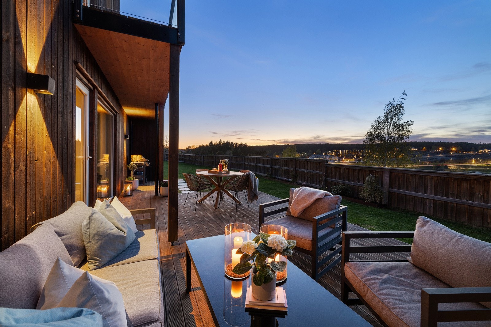 Terrasse med flott utsikt mot Steinsfjorden Galleribilde