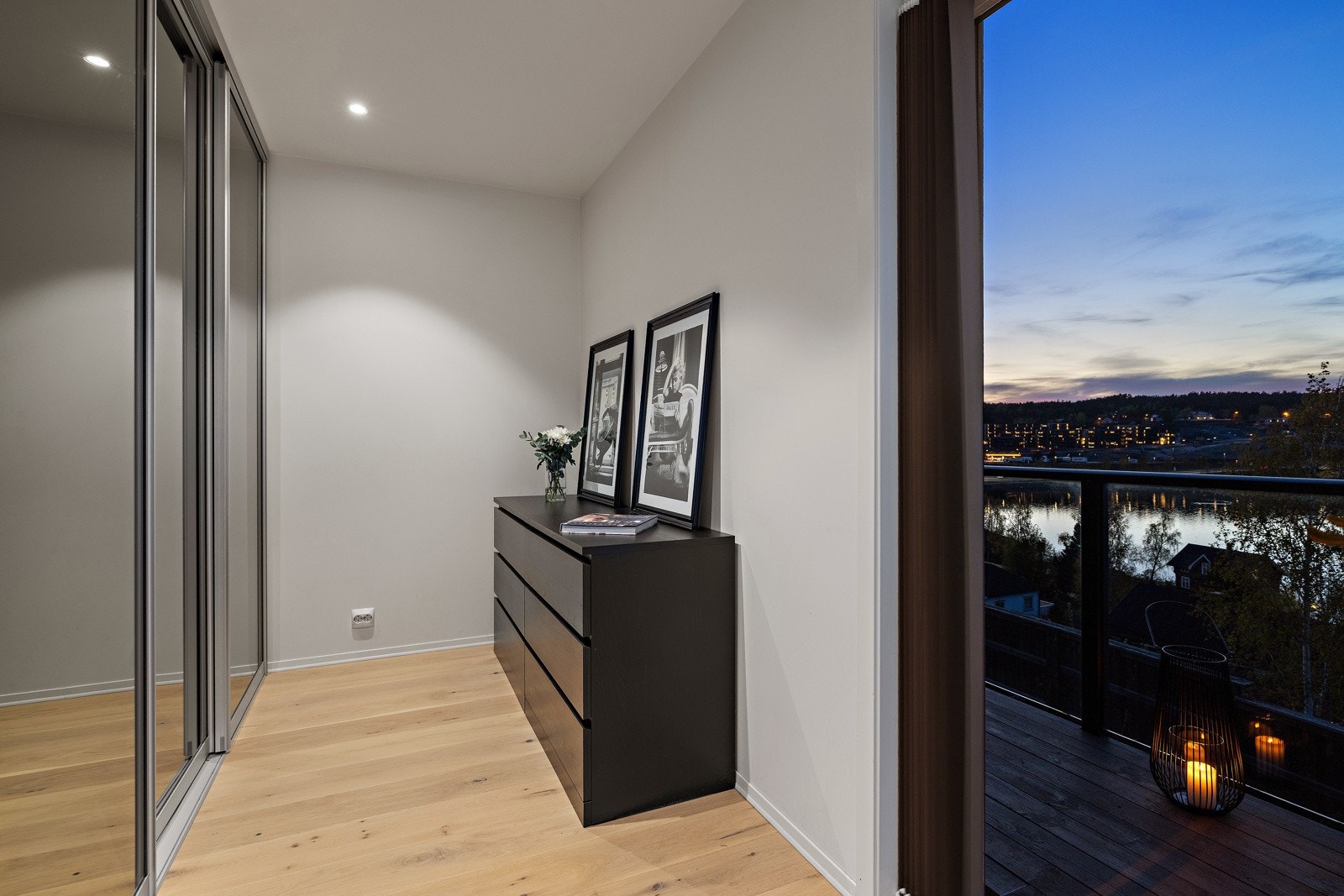 Mellom soverommet og walk-in-closet er det også adkomst til terrassen Galleribilde