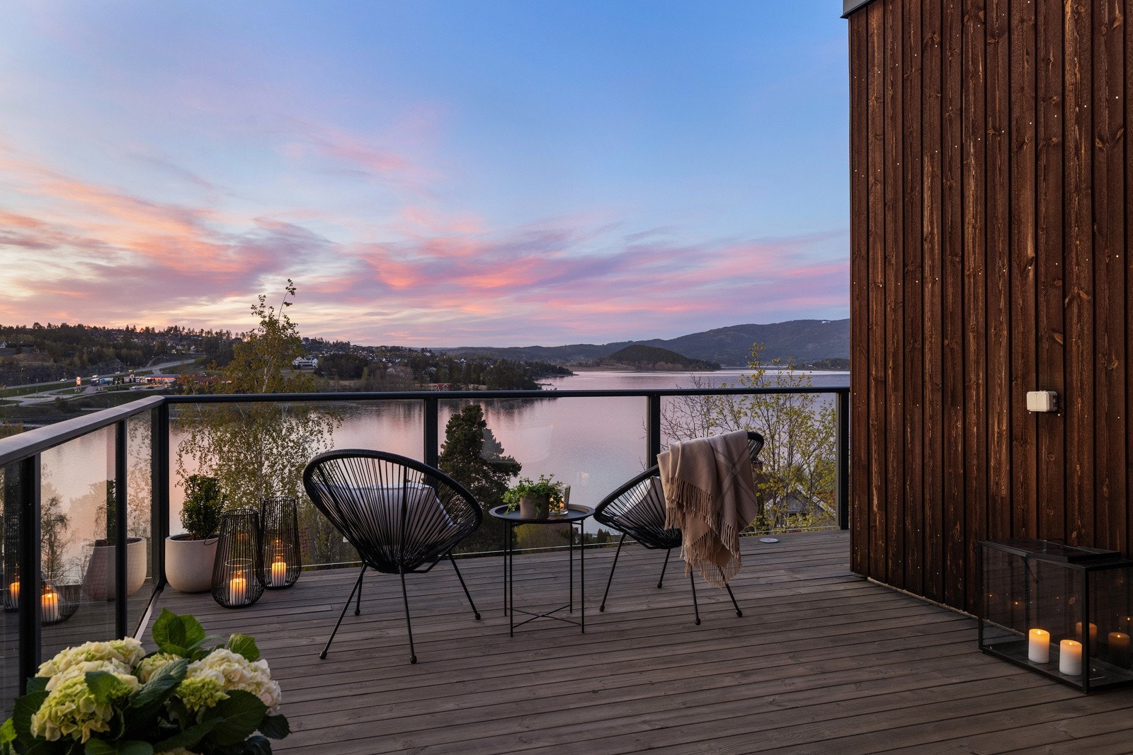 Stor terrasse med gode solforhold og flott utsikt - perfekt for både avslapning og sosiale sammenkomster Galleribilde