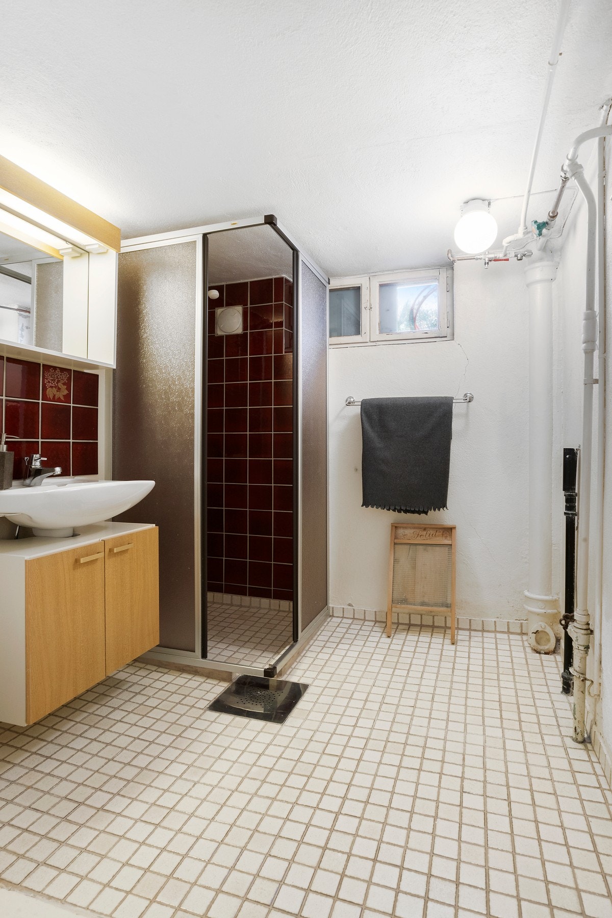 Bad med dusjhjørne i kjelleren. Plass til vaskemaskin. Galleribilde