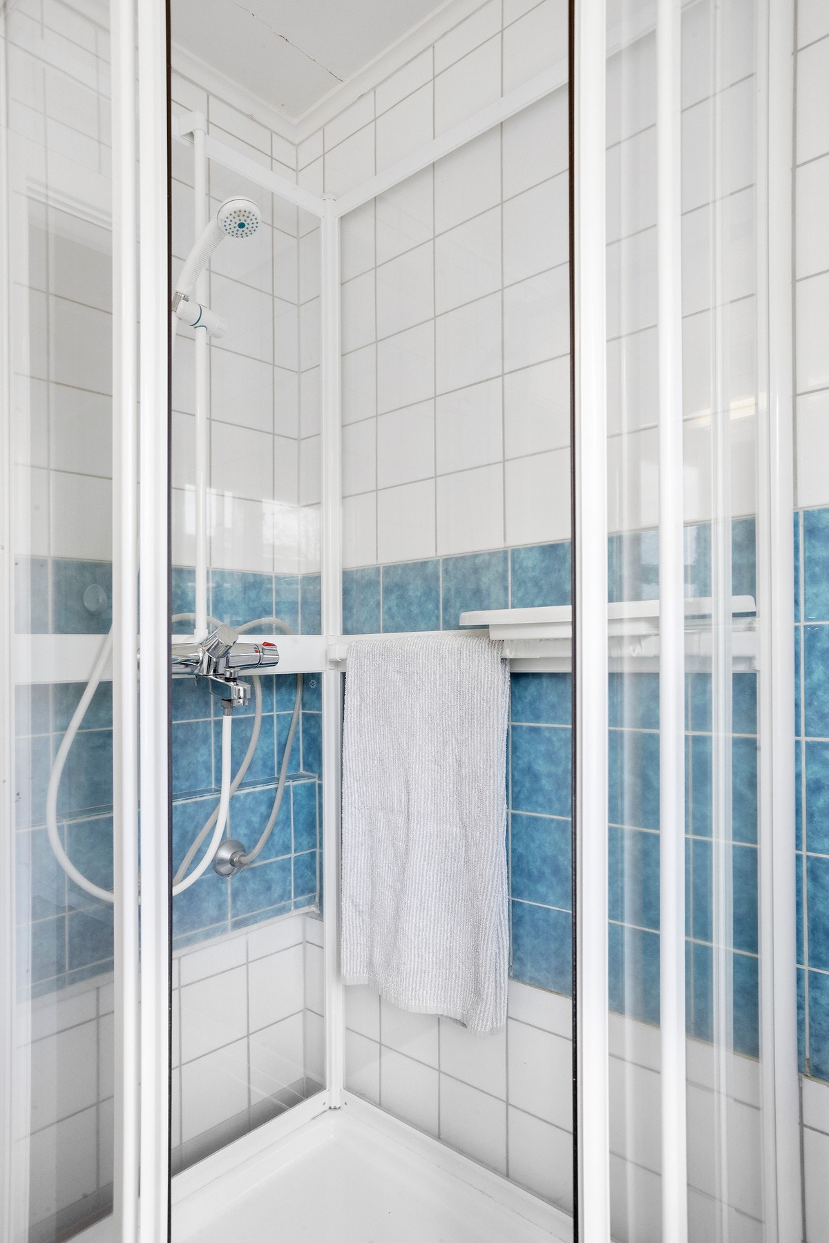 Dusjkabinett på badet. Galleribilde