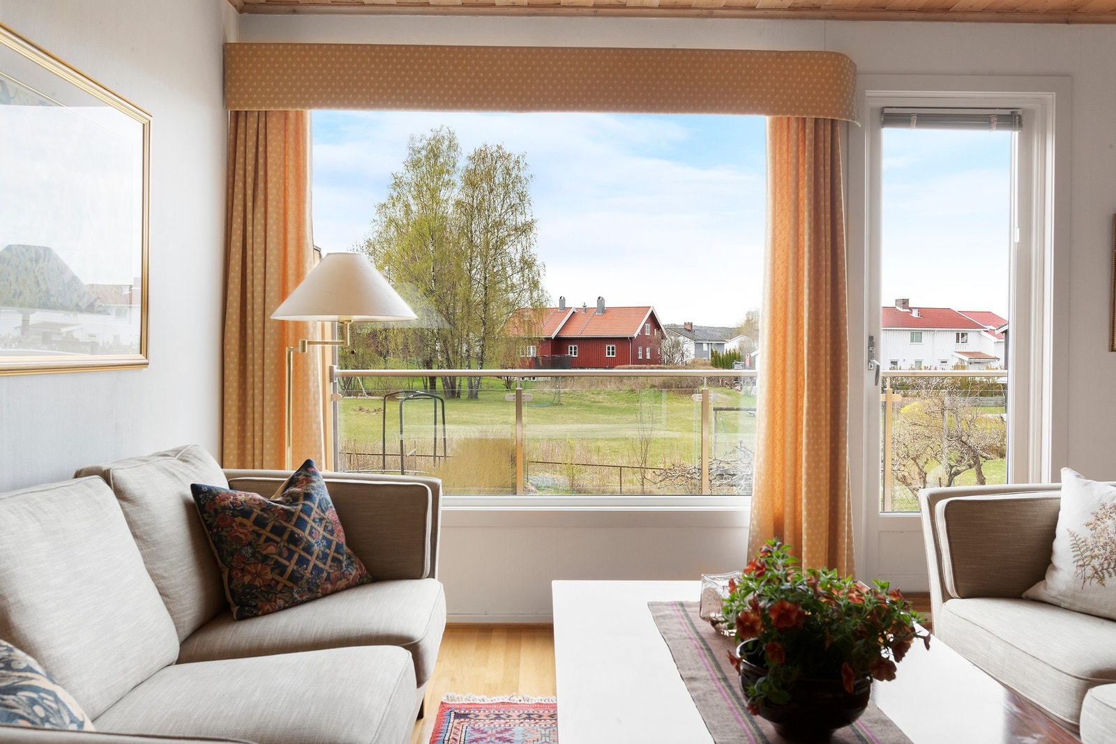 Store vestvendte vinduer som vender mot hyggelig friområde. Utgang til flott balkong. Galleribilde