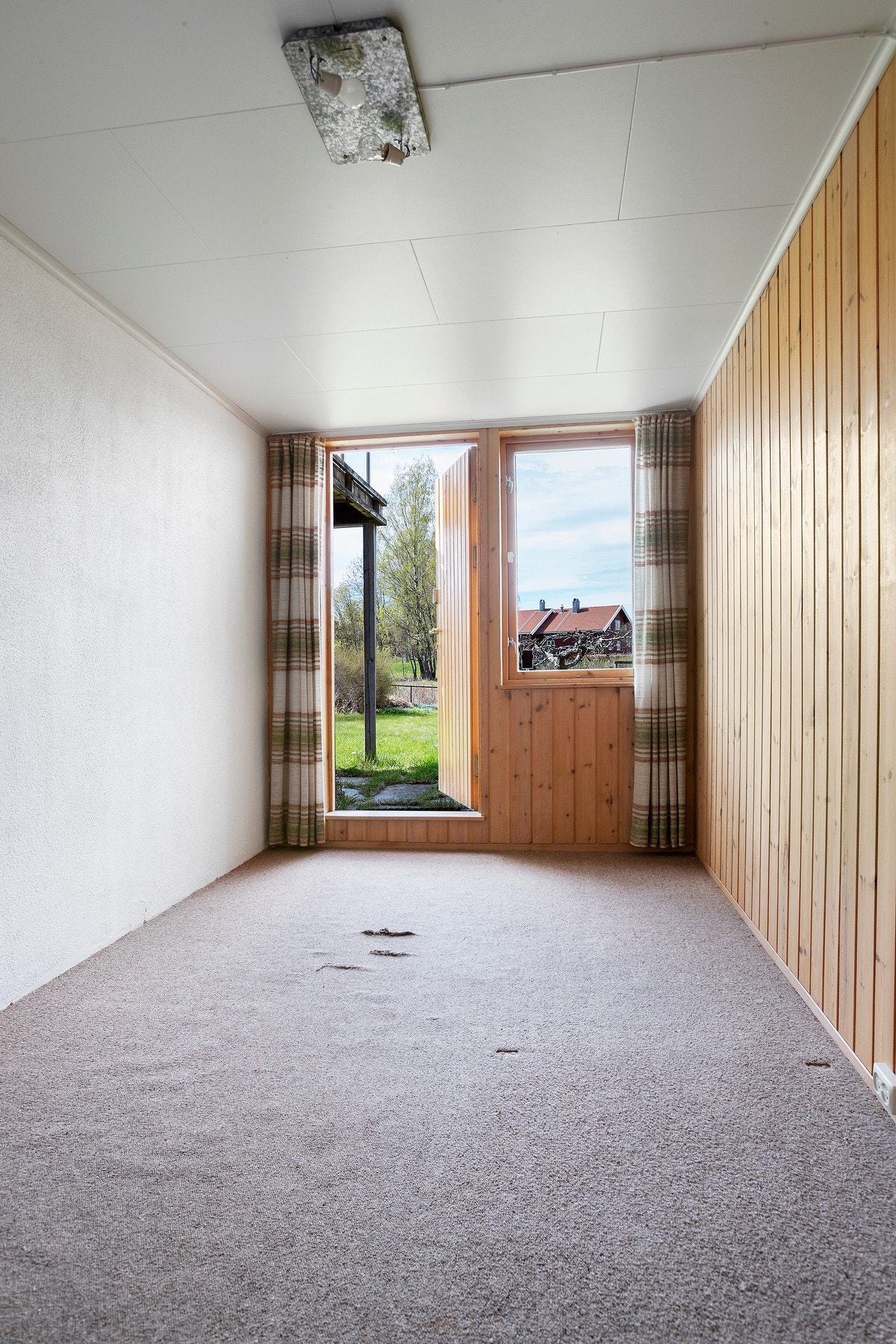 Disponibelt rom/kontor med egen inngang fra underetasjen. Galleribilde