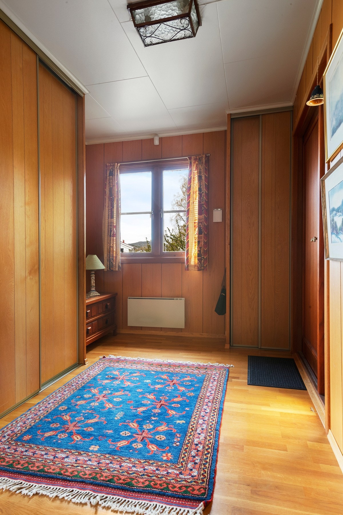 Romslig entre med skyvedørsgarderobe til ytterklær og sko. Galleribilde