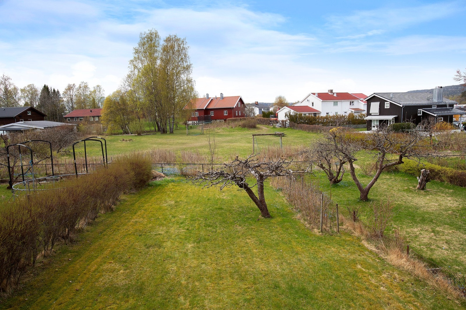 Fantastisk beliggenhet midt på Eiksmarka med svært solrik og rolig beliggenhet. Stort friområde med fotballmål og sandkasse grensende til eiendommen. Galleribilde