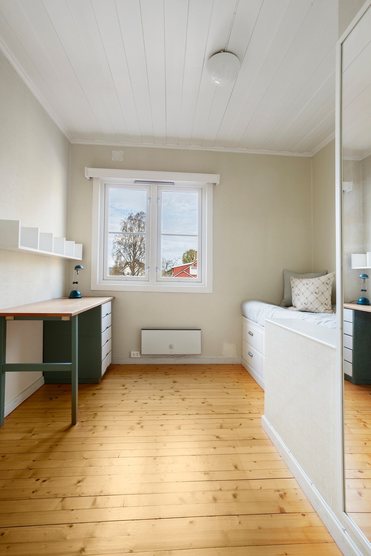Smart, plassbygd seng som utnytter soverommet svært godt. Galleribilde