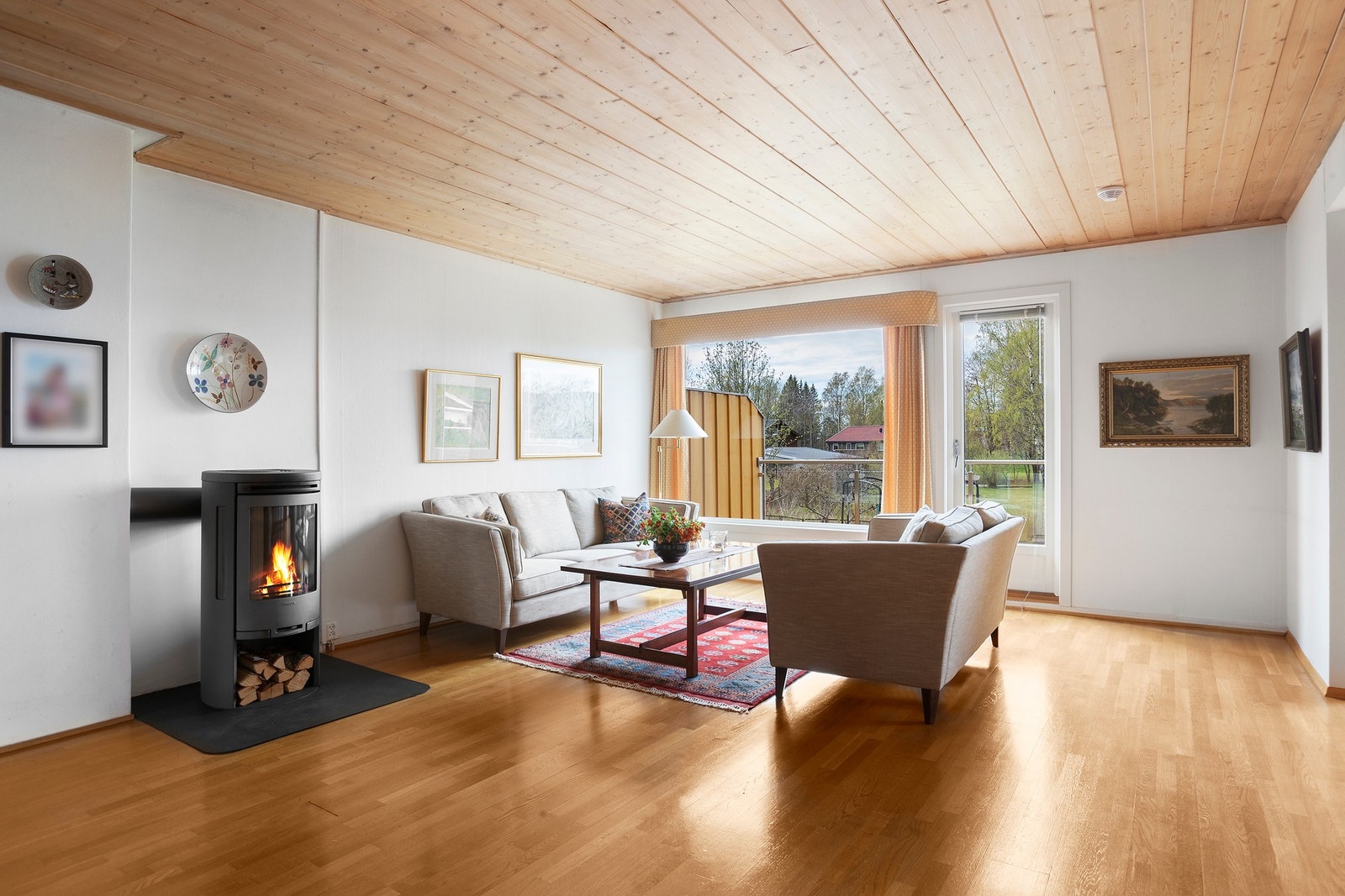Stuen er stor og har god plass til spisestuemøblement og salong. Moderne peisovn som varmer godt på de kaldeste dagene. Galleribilde